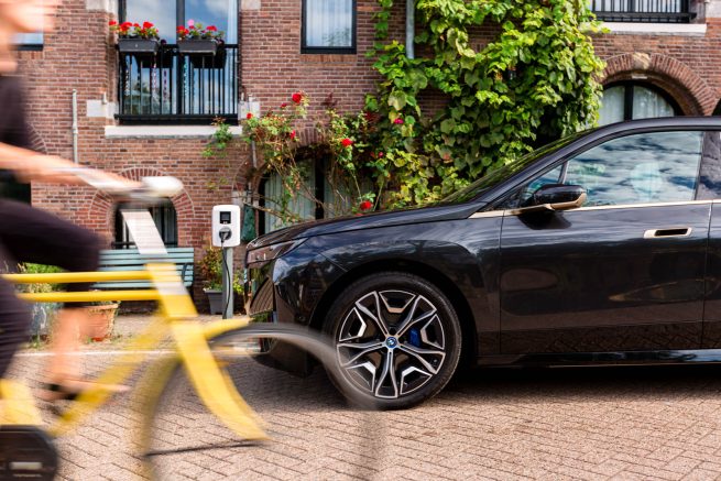 BMW iX voor het jaarverslag van LeasePlan Corporation.