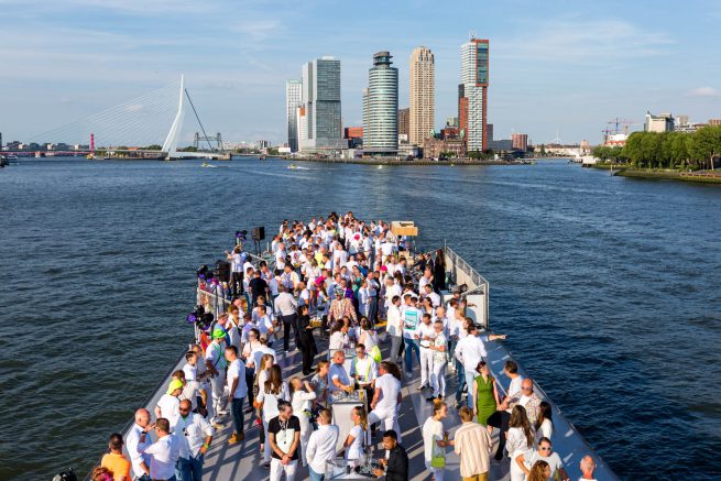 Bedrijfsfeest op rondvaartboot in Rotterdam