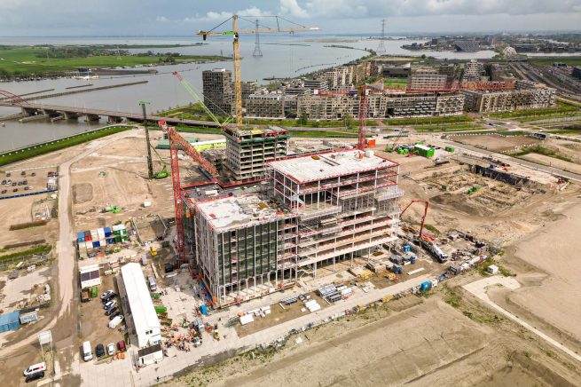 Bereiken hoogste punt van nieuwbouw InHolland in Amsterdam. In opdracht van Event my Brand.